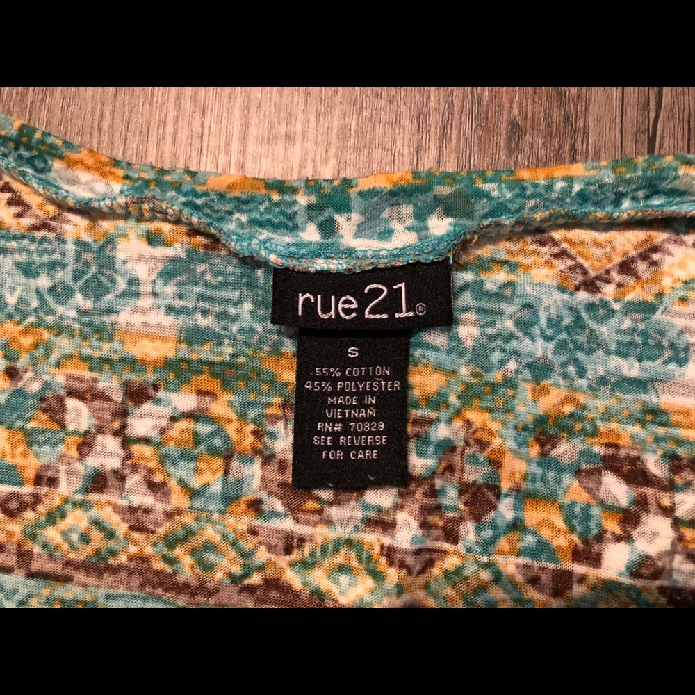 Rue 21 Pattern Top - Picture 2 of 3